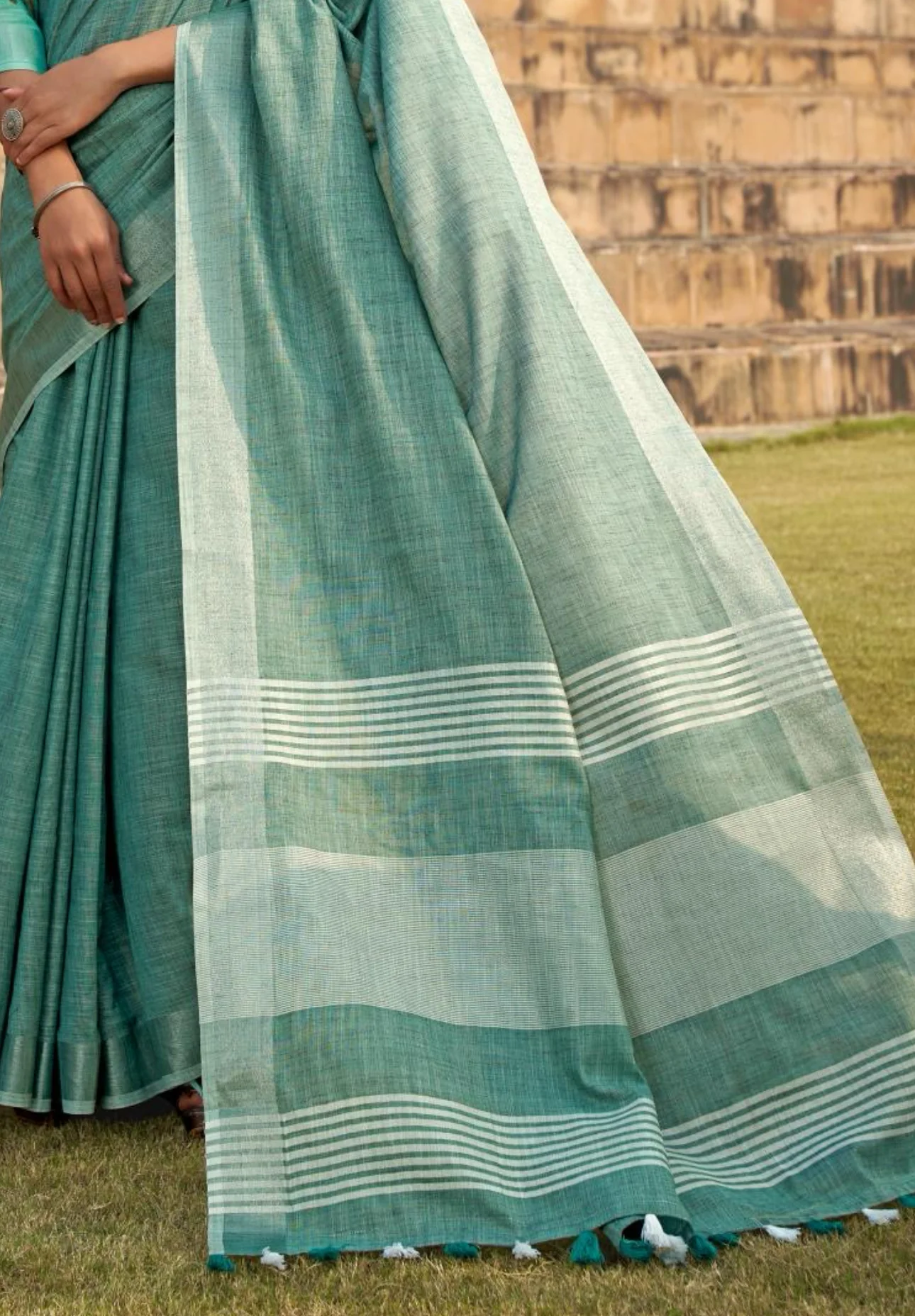 English Green Casual Linen Saree - Image 3
