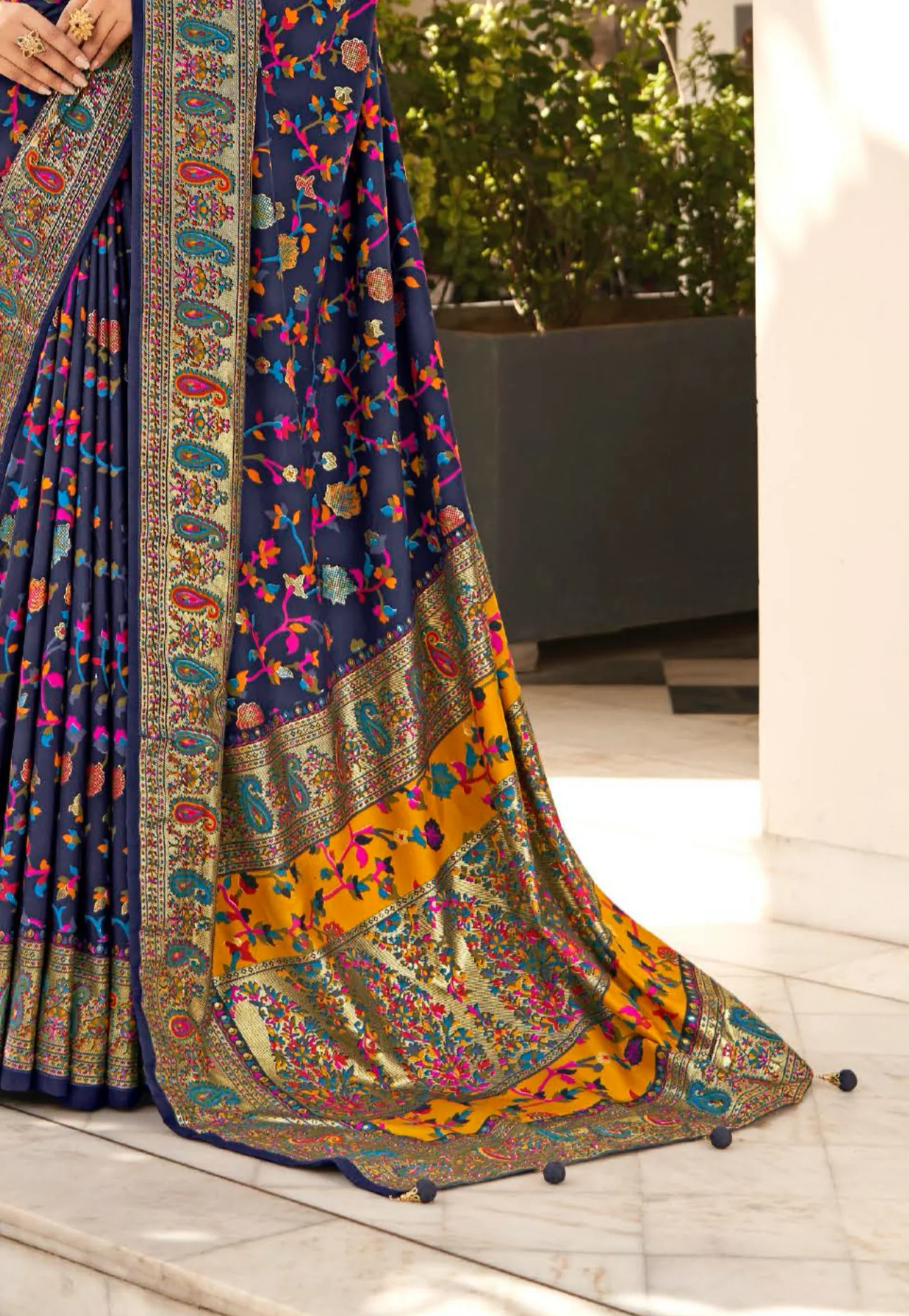 Navy blue Pashmina Printed Jamewar Silk Saree - Image 4