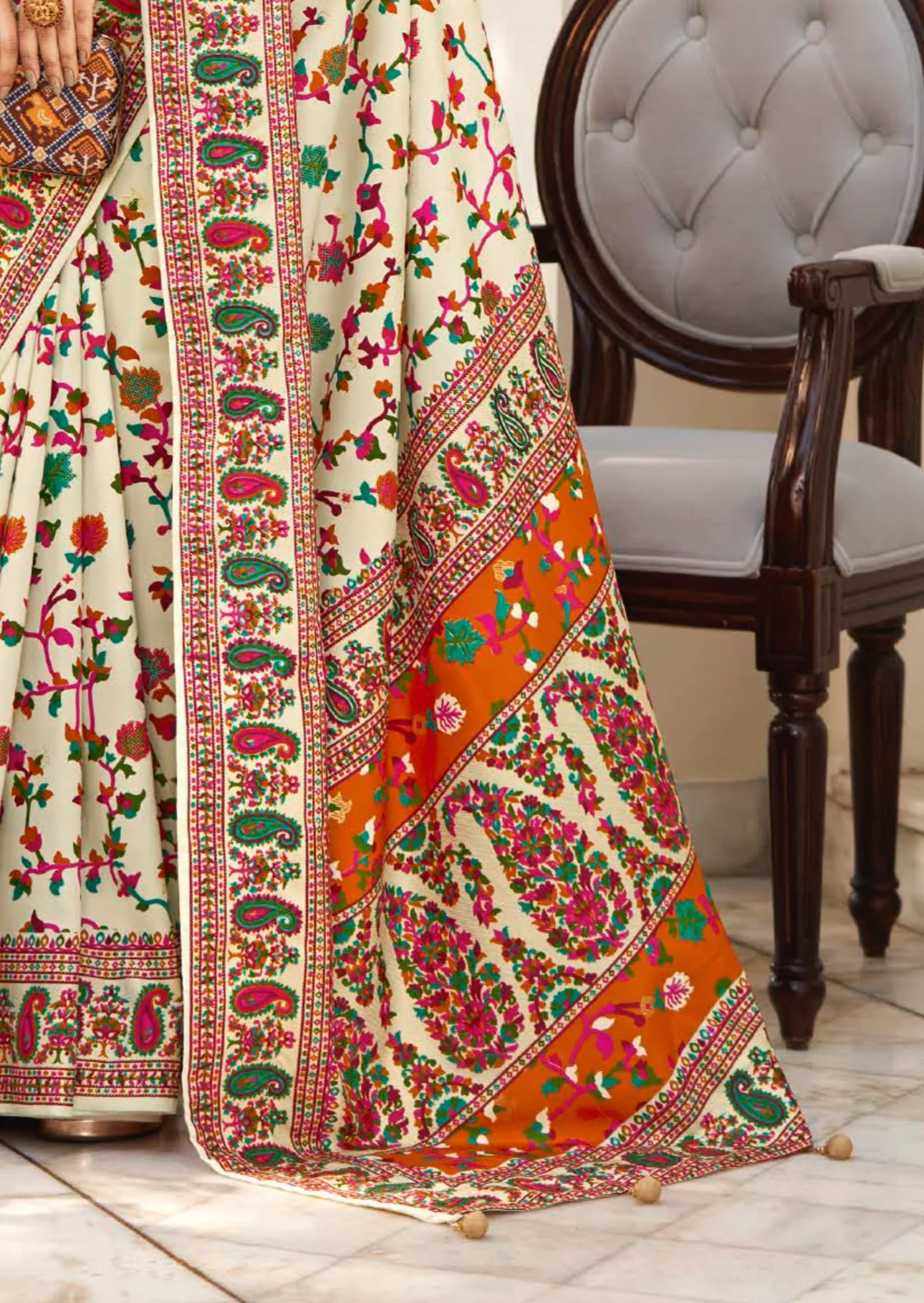 White Pashmina Printed Jamewar silk saree - Image 3